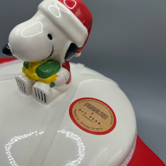 Rae Dunn Peanuts MERRY CHRISTMAS Snoopy With Present Baking Dish Brie Baker NEW - Picture 3 of 3
